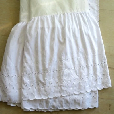 复古大号白色孔眼刺绣床裙扇形下摆 14 英寸落 — 第 1/4 张图片