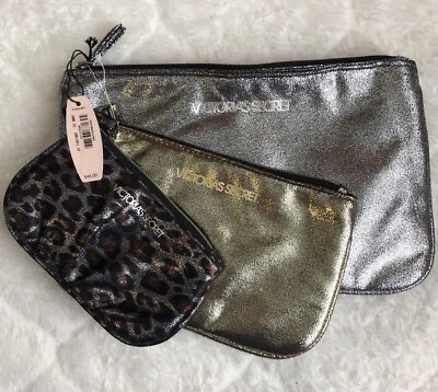 JUEGO DE 3 BOLSAS DE MAQUILLAJE COSMÉTICO METÁLICO VICTORIA'S SECRET PLATA ORO LEOPARDO Foto 1 de 4