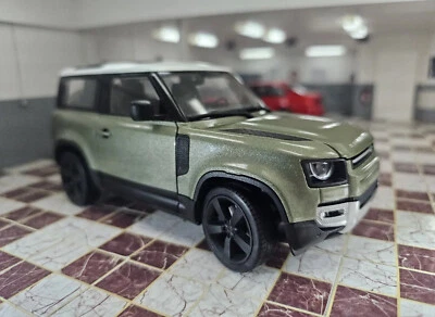 WELLY LAND ROVER DEFENDER 2020 D200 SD4 90 METALLIC GREEN 1/24 DIECAST MODEL CAR - Image 1 of 4