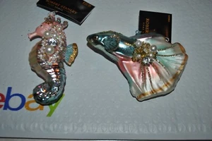 NUEVO ROBERT STANLEY S/2 Adorno de Vidrio de Navidad JOYAS CABALLO DE MAR Y PECES Estrás - Imagen 1 de 5
