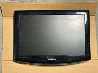 Samsung Flatscreen LN-T1953H 19" LCD HDTV Used - Image 1 of 4