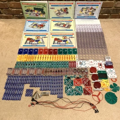 Lot 211 Pieces & 7 Instruction Manuals Bundle / Elenco Electronic Snap Circuits - Image 1 of 4