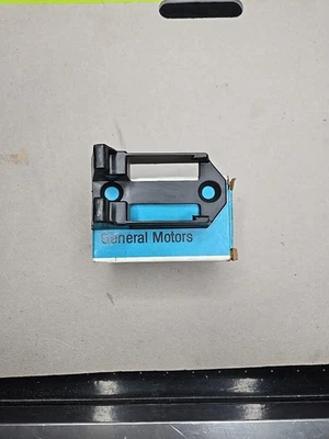 NOS GM 2032085 GANCHO DE CIERRE DE CAPÓ GENUINO Foto 1 de 3