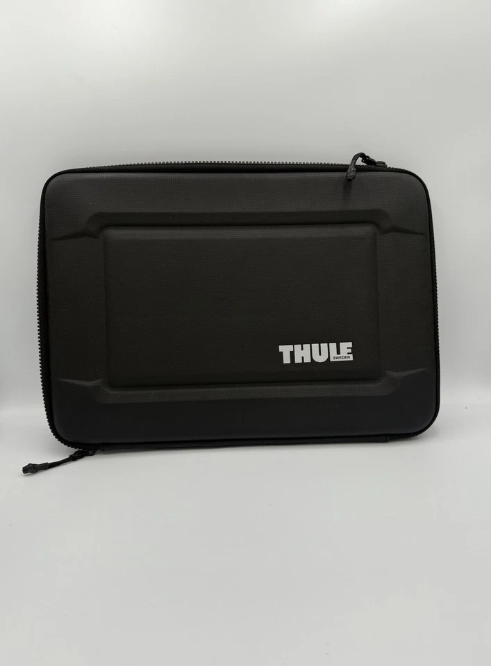 Thule Guantlet Laptop Case - Image 1 of 4