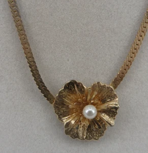 Neugablonz: Florales Collier Blüte mit Perle um 1950 Swarovski Elements (116718) - Bild 1 von 6