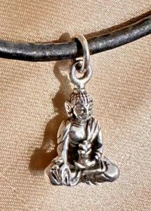 Fino Pequeño 925er Plata Medicina Buda Colgante De Nepal, Macizo - Imagen 1 de 3