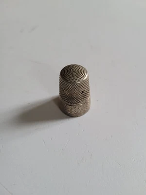 Ancien Dé a coudre de collection en ARGENT base décoré  , thimble/ fingerhut - Photo 1/4
