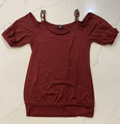 Blusa para mujer Rhapsody mediana roja borgoña elegante informal cadena cortada Foto 1 de 4