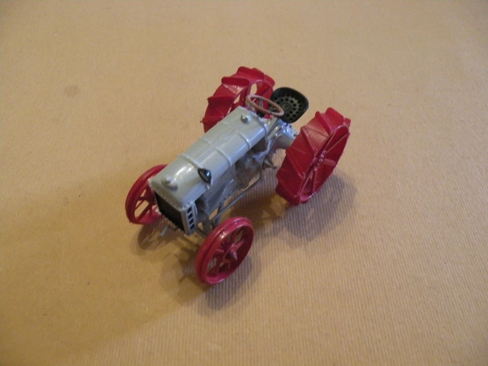 UNIVERSAL HOBBIES TRATTORE IN SCALA 1:43 - Immagine 1 di 1