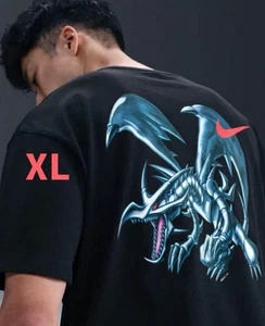 Yu-Gi-Oh Nike Collaboration Red-Eyes Black Dragon T-Shirt Schwarz Ver XL Größe 2025 - Bild 1 von 4