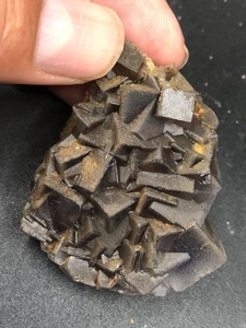 Muestra de matriz de cristal crudo de fluorita negra 63 g piedra curativa mineral natural - Imagen 1 de 17