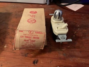 Interruptor de palanca vintage Circle F 3208LB-1 marfil baquelita sp con piloto (SS-1179) - Imagen 1 de 1