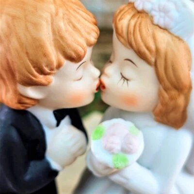 De Colección Lefton Porcelana Novia y Novio Boda Estatuillas Besando Pastel Topper 03567 Foto 1 de 4