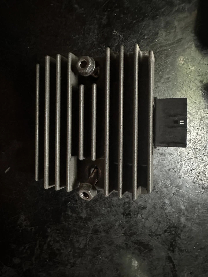 2010-13 Kawasaki Z1000 Oem Voltage Regulator - Image 1 of 4