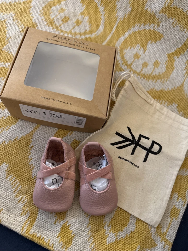 新鲜挑选芭蕾拖鞋腮红皮革 1 码婴儿鞋粉色美国全新带包装 — 第 1/4 张图片