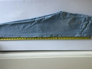 Pantalones de mezclilla de tiro alto elásticos de pierna cónica Guess para mujer - Imagen 1 de 7