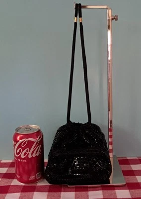 Bolsa de mão vintage de malha preta lumurada com cordão 5,5" quadrada, feita nos EUA - Imagem 1 de 4