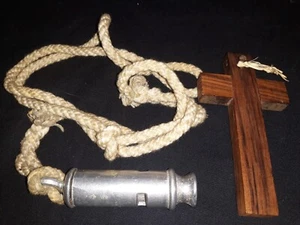Lot d'un sifflet Scout et d'une croix en bois N°728 - Foto 1 di 7