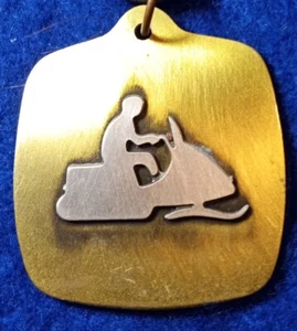 Schlüsselanhänger Vintage 60er Jahre Ski-Doo Schneemobil Messing - Bild 1 von 3
