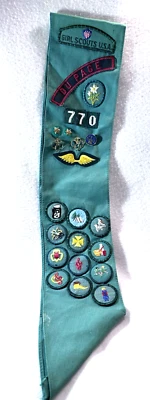 Винтажный пояс для девочек-скаутов с ЗНАЧКАМИ ЗАСЛУГ и БУЛАВКАМИ - Изображение 1 из 4