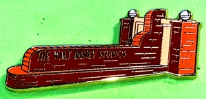 SELTENE DISNEY MITARBEITERCENTER 2011 WALT DISNEY STUDIOS STRASSENEINGANG LE 200 ANSTECKNADEL - Bild 1 von 2