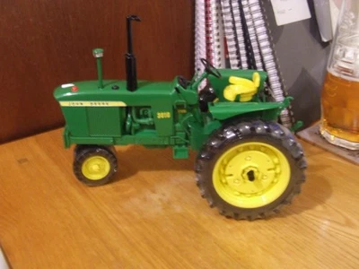 Danbury Mint John Deere 3010 Narrow Row Tractor, 1:16, superb - Image 1 of 4