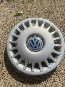 One genuine 1999 to 2002 Volkswagen Golf Cabrio 14 inch hubcap wheel cover - Picture 1 of 24