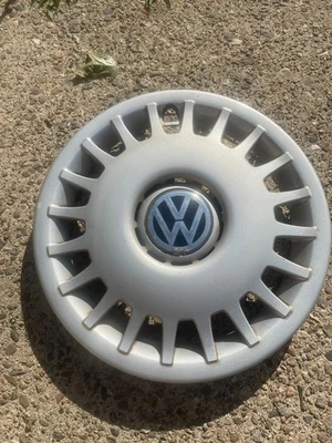 One genuine 1999 to 2002 Volkswagen Golf Cabrio 14 inch hubcap wheel cover - Изображение 1 из 4