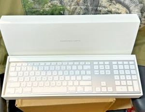 Apple A1243 Wired USB Keyboard & A1152 Mighty Mouse Box Set w/ Black Apple Logo - Picture 1 of 8