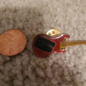 Nice Vintage Pink Floyd Red Metal Guitar Pin. Rare - Picture 1 of 2