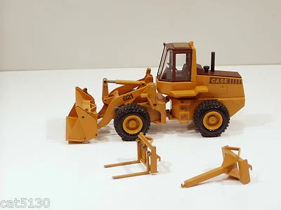 Case 621 Loader w/ Forks - "SPECIAL SALESMAN EDITION 229 of 300" - 1/35 - Conrad - Image 1 of 4