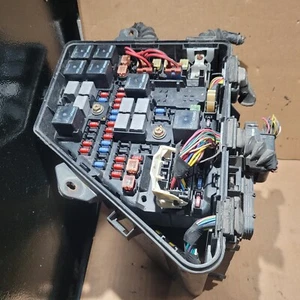 CADILLAC CTS 2003 2004 2005 2006 2007 FUSE BOX RELAY CONNECTOR OEM FREE SHIP !! - Picture 1 of 5