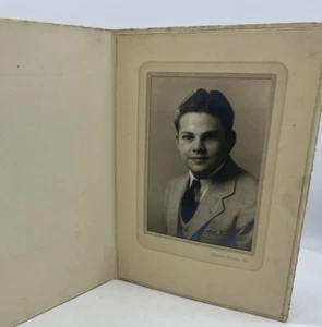 100 Jahre altes Foto/Porträt des jungen Mannes schwarz & weiß Howlett Studios Inc. - Bild 1 von 4