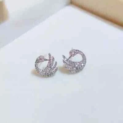 Aretes CISNE de diamantes simulados redondos hechos en plata enchapados en oro blanco de 14K Foto 1 de 4