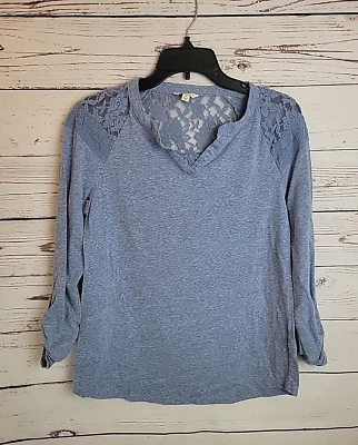 Top Sonoma Lifestyle azul cuello en V panel de encaje manga enrollable para mujer talla mediana Foto 1 de 4