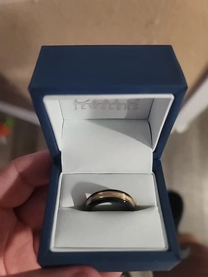 Alianza de boda dorada bicolor Kay Jewelers para hombre Foto 1 de 3