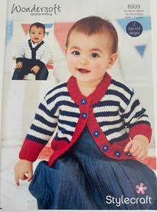 Baby Mädchen gestreifte Strickjacke + Jungen V-Ausschnitt STRICKMUSTER Strickjacke Stylecraft 8939 - Bild 1 von 6