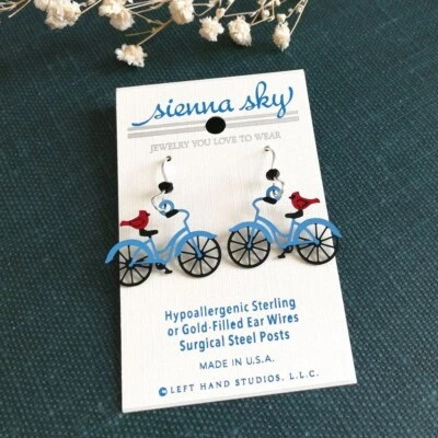 Pendientes Sienna Sky Rojo Cardenal en Azul Bicicleta Esterlina Gancho Lindo Divertido Regalo Foto 1 de 3