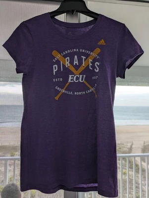 Camiseta de béisbol para mujer East Carolina University Pirates Adidas grande Greenville Foto 1 de 4
