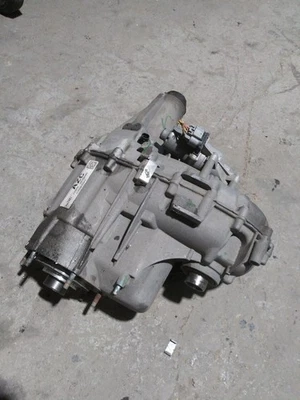2019 Cadillac Escalade OEM transfer case assy 6.2L 152k miles id 84467441  - Image 1 of 4