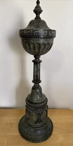 1990er Metall Grünspan Podest Urne griechischer Schlüssel Design 22” H 7” D Innen/Außen - Bild 1 von 5