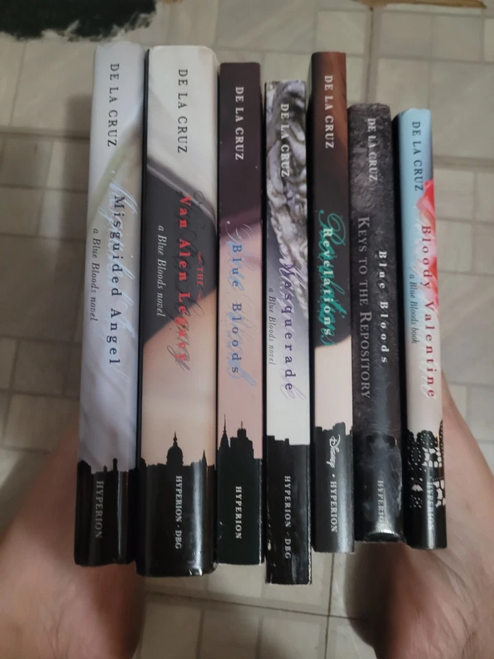 Blue Bloods Series Set by Melissa de La Cruz Paperback 1-7 Like New - Image 1 of 1