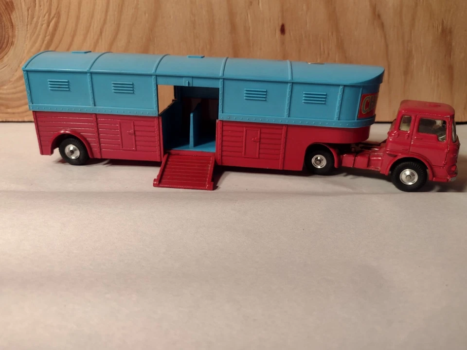 Sale! Corgi Major Toys. Articulated Chipperfield’s Circus Horse Box and Semi - Image 1 of 4