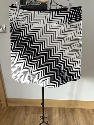 Etam Women’s Vintage Black And White Skirt In Size 14, Length 22 Inches - Image 1 of 4