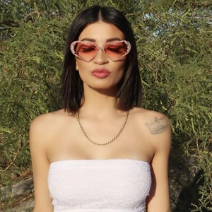 True Love Herz Sonnenbrille besetzt mit mehrfarbigen Strasssteinen auf rosa Gläsern - Bild 1 von 5