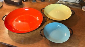 3 Vintage Caravelle ""Sizziling Server"" Frankreich MCM bunte Emaille Kochgeschirr - Bild 1 von 9