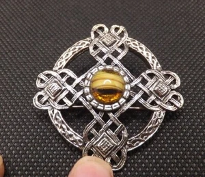 Vintage celtic kilt pin or brooch in silver tone with tiger eye cabochon - Picture 1 of 4