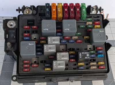 2000 - 2002 雪佛兰 Tahoe 发动机保险丝盒 121936 - 09 5.3L AT 4x2 — 第 1/4 张图片