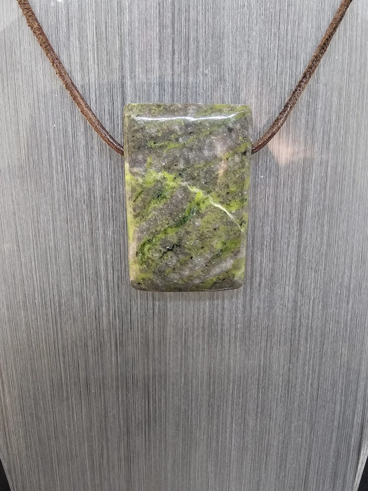 Lizardit,Edelstein Anhänger 3,8x2,5cm. - Bild 1 von 1