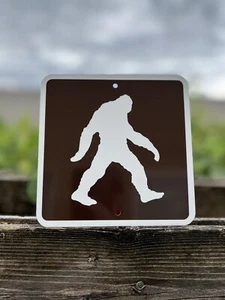 Big Foot Sasquatch kreuzende Metallparks & Erholungsschild 6""x6"" NEU Kabinendekor - Bild 1 von 1